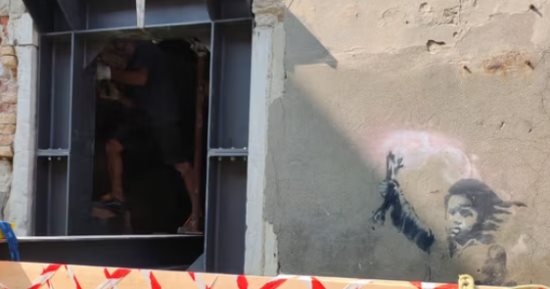 إزالة جدارية "بانكسى" بالبندقية كجزء من مشروع ترميم "مبتكر"