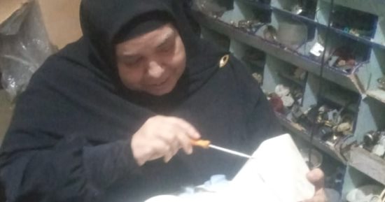 قصة سيدة بكفر الشيخ أجادت مهنة إصلاح الأجهزة الكهربائية لتساعد زوجها