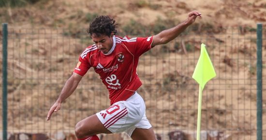 محمد هاني يعتذر للاعبي منتخب الفراعنة بعد الطرد أمام جنوب أفريقيا