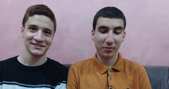 قصة فخر الشرقية صداقة ونجاح فى بلبيس.. محمد من ذوي البصيرة يحصد المركز الأول بالثانوية الأزهرية على مستوى الجمهورية.. و"يوسف" يهزم تحدياته ويفاجئ باحتفال خاص على أنغام الطبل والمزمار.. فيديو وصور 