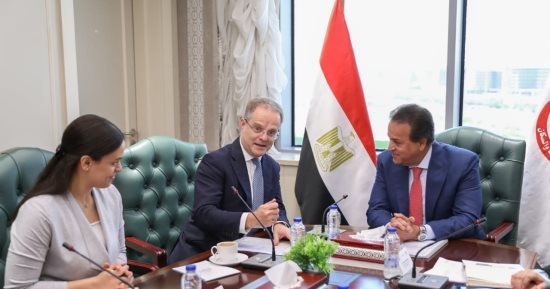 وزير الصحة يبحث مع سفير المملكة المتحدة لدى مصر سبل تعزيز التعاون والاستثمار 