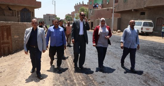 محافظ سوهاج يتفقد أعمال رصف طريق "الشوش - بندار الكرمانية" ويوجه باستكمال باقي الطرق