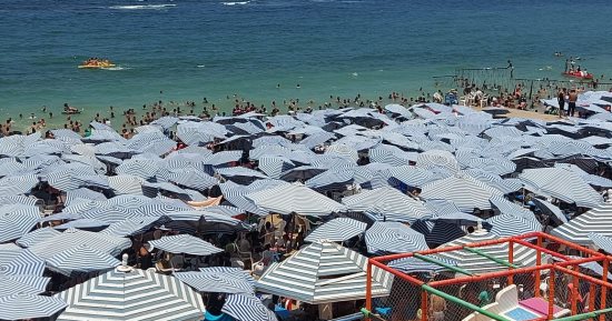 زحام رهيب على شواطئ الإسكندرية.. الإشغال يصل إلى 100% في ذروة الموجة الحارة