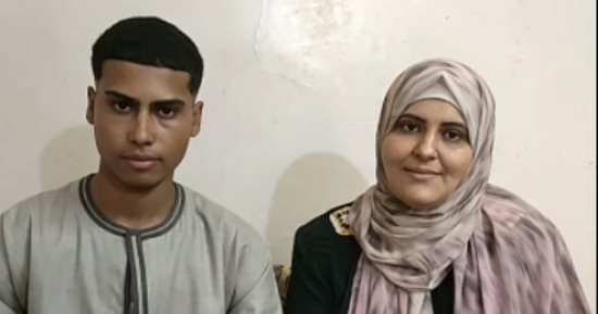 تكريم أم وابنها احتفاءً بنجاحهما فى الثانوية العامة معا في سوهاج.. فيديو