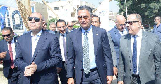 سوق اليوم الواحد كل ما تحتاجه الأسرة من منتجات غذائية ولحوم ودواجن وخضار.. شريف فاروق يفتتح فرعا جديدا بالجمالية.. ويؤكد: وزارة التموين مستمرة فى المبادرة لضبط الأسعار وتنفيذا لتوجيهات القيادة السياسية