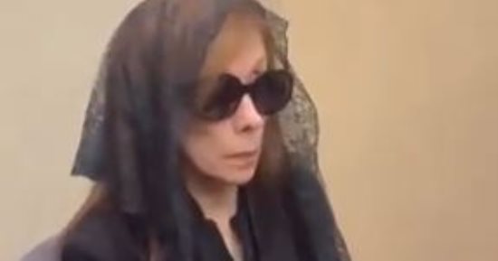 فيروز تتلقى العزاء في نجلها زياد الرحبانى بالدموع 