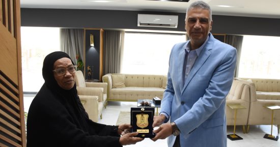 محافظ أسوان يكرم الحاجة فاطمة "قاهرة الأمية".. ويؤكد: نموذج قدوة
