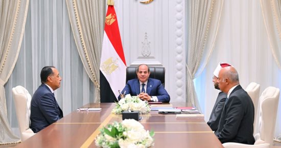 الرئيس السيسى يتابع مع مدبولى والأزهرى مُستجدات العمل لصياغة رؤية استراتيجية لتجديد الخطاب الدينى.. ويوجه بمواصلة التنسيق لتعزيز قدرات الأئمة وتأهيل كوادر قادرة على مواجهة التحديات وآليات تنفيذ "صحح مفاهيمك"