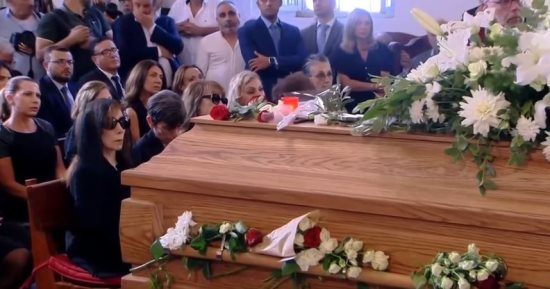 فيروز تجلس فى صمت خلال قداس الوداع على نجلها زياد الرحبانى 