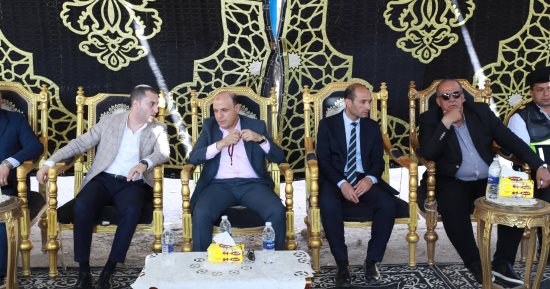 محافظ كفر الشيخ يقدم واجب العزاء في والد مدير مراسم الديوان العام بقرية الحمراء