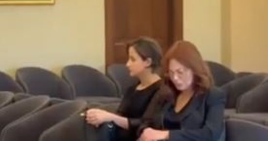 كارمن لبس أول الحضور إلى كنيسة رقاد السيدة لوداع حبيبها زياد الرحبانى
