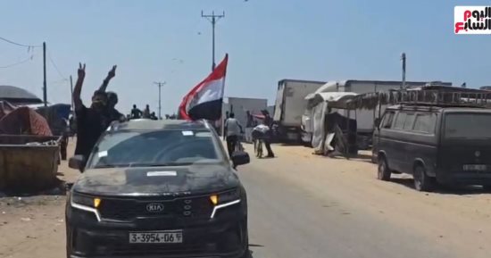أعلام مصر تجوب شوارع غزة بالهتافات إشادة بالموقف المصرى.. فيديو