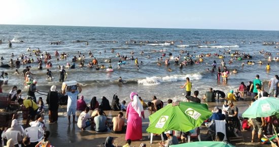 منع نزول البحر بشواطئ جمصة بسبب اضطراب البحر وارتفاع الأمواج