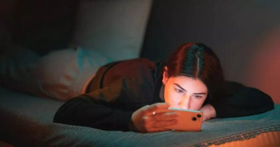 دراسة بريطانية: استخدام وسائل التواصل لا يسبب تدهور الصحة النفسية للمراهقين