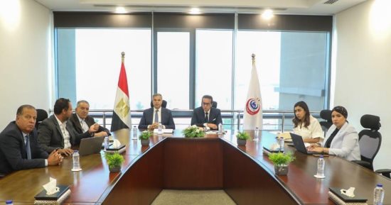 وزير الصحة ومحافظ الإسكندرية يعقدان اجتماعا لمتابعة تنفيذ مشروع إنشاء شبكة رعاية صحية