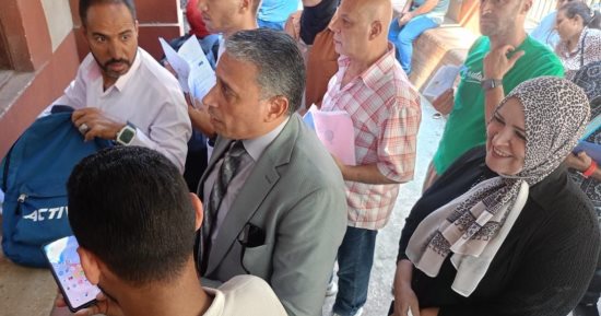مدير تعليم الجيزة يتفقد خدمة الشباك الواحد ويوجه بإنجاز مصالح المواطنين