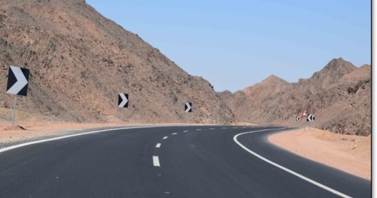 محاور الطرق الجديدة تربط مدن الصعيد بساحل وموانئ البحر الأحمر.. اختصرت الوقت والمسافة على المواطنين وسهلت نقل البضائع وساعدت على تنشيط السياحة.. ووزارة النقل تنفذ ازدواج ورفع كفاءة الطرق القديمة.. صور