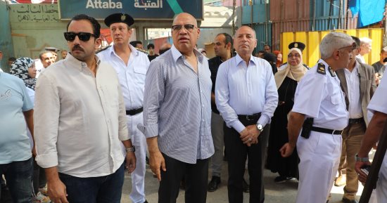 محافظة القاهرة تنقل الباعة الجائلين بمحيط سور الأزبكية لجراج العتبة.. صور