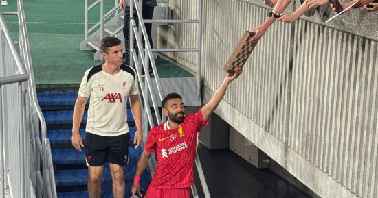 محمد صلاح يتلقى هدية غير متوقعة في مباراة يوكوهاما ضد ليفربول
