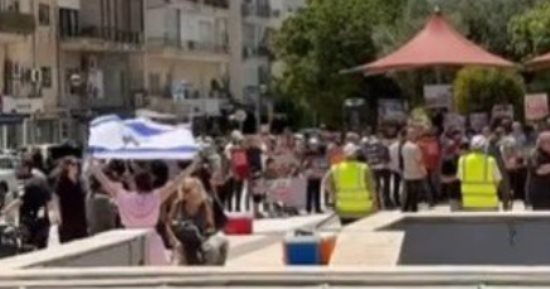 مؤامرة الجماعة الإرهابية فى عيون الصحافة الأردنية.. صحيفة الدستور عن تظاهرات "إخوان نتنياهو": حملة إعلامية يقودها الإخوان لأن أجندتهم تتفق مع إسرائيل ضد مصر.. وتؤكد: "القاهرة ضمير الأمة النابض فى معركة فلسطين"