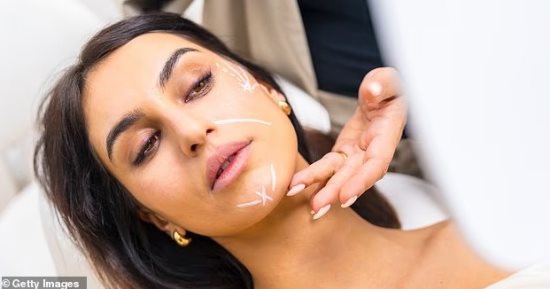 جراحو تجميل يكشفون عن إجراء جعل مشاهير هوليوود أصغر سنا