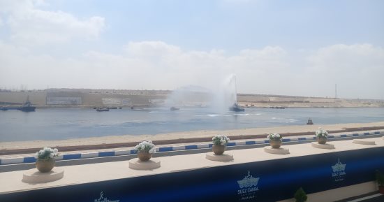 بث مباشر من قناة السويس.. قاطرات الإنقاذ تستعرض قدراتها فى تأمين عبور السفن