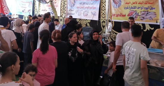 إقبال كبير على شراء السلع الغذائية فى سوق اليوم الواحد بالقنطرة غرب .. فيديو