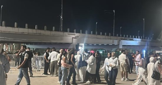 عمرو دياب يحيى سهرة غنائية بمهرجان العلمين بعد قليل بمشاركة كلوى كتيلى