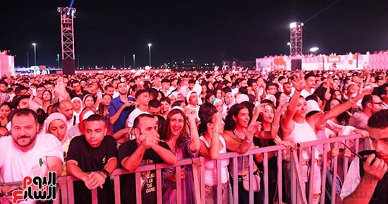 إقبال جماهيري كثيف على حفل عمرو دياب بمهرجان العلمين.. صور 