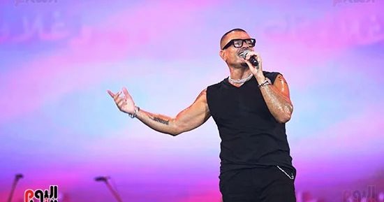 عمرو دياب يحيى حفلا استثنائيا كامل العدد بمهرجان العلمين الجديدة.. الهضبة يقدم التحية لصناع ألبومه الجديد ابتدينا.. ويشكر تذكرتى على التنظيم.. ويعلق: أفضل حفلاتى فى الصيف.. ويفاجئ الحضور فى نهاية الحفل.. صور