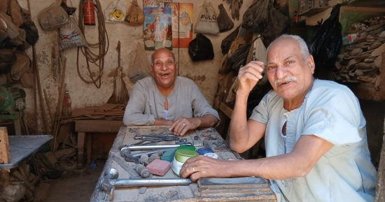 قصة نبيل وغبريال.. أخوان يعملان منذ 60 سنة بتصليح الأحذية في محل واحد بقنا