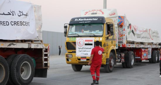 الهلال الأحمر المصري يعلن استمرار قوافل المساعدات "زاد العزة" إلى غزة