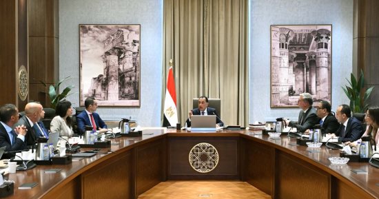 رئيس الوزراء يستعرض مشروعًا لاستغلال مواقع خام الرمال الكاولينية 