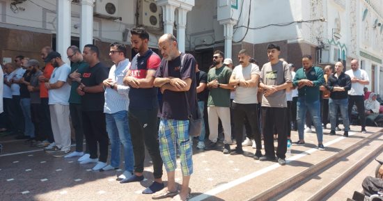 الآلاف يؤدون صلاة الجنازة على محمد أبو النجا "بونجا" بالإسماعيلية.. فيديو وصور