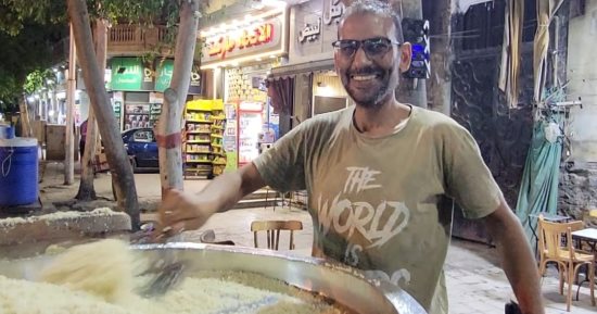 بـ20 جنيه بس شاب مصري يخطف قلوب السياح بطبق كسكسي مايتنسيش (فيديو)