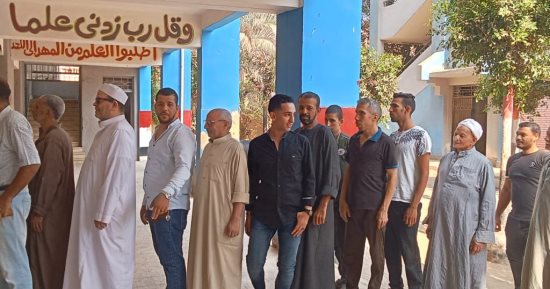 طوابير السيدات والشباب تزين لجان انتخابات الشيوخ بمدينة قليوب.. صور