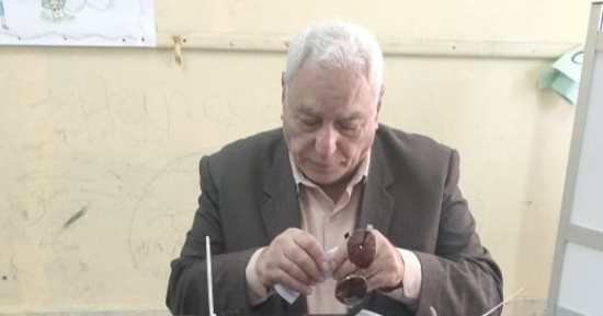 أسامة العبد خلال الإدلاء بصوته: دمياط تشارك في التصويت بكل فئاتها