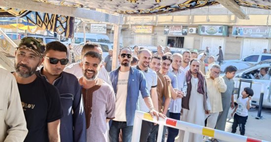 رئيس المتابعة بالمنوفية يطمئن على رئيسية لجنة سقطت عليها مروحة أثناء الانتخابات