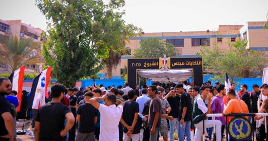 المصريون يواصلون التصويت فى انتخابات مجلس الشيوخ 2025.. رئيس الهيئة الوطنية يصر على الوقوف في طوابير الناخبين في العجوزة.. قاضية تستكمل العمل رغم سقوط مروحة عليها بالمنوفية.. ووفاة موظفين وناخبة أثناء الاقتراع