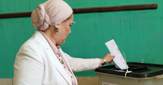 رئيسة القومى للطفولة والأمومة تُدلى بصوتها فى انتخابات الشيوخ بالشيخ زايد