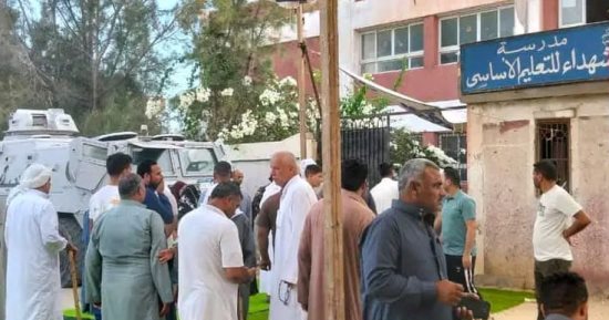 إقبال كبير من المواطنين على لجنة مدرسة الشهداء فى شمال سيناء.. صور