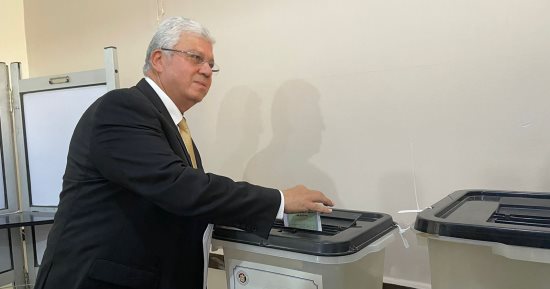 وزير التعليم العالي يدلي بصوته فى انتخابات مجلس الشيوخ بالتجمع الخامس