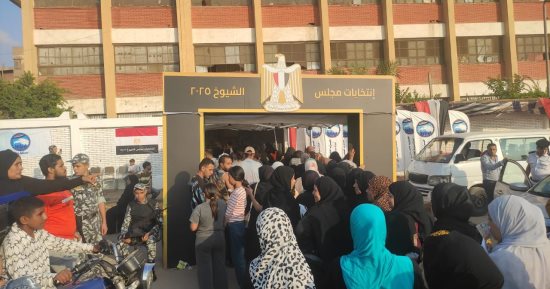 تزاحم الناخبين أمام لجان مدينة نصر للمشاركة في انتخابات الشيوخ