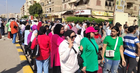 إقبال كبير من الناخبين أمام لجنة مدرسة جيل 2000 بأكتوبر.. صور
