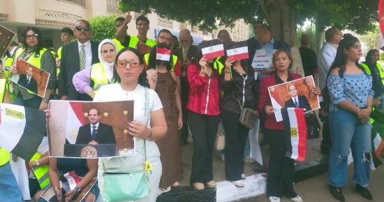 الشباب يرفعون صور الرئيس أمام مدرسة الشهيد مصطفى يسري عميرة بمصر الجديدة