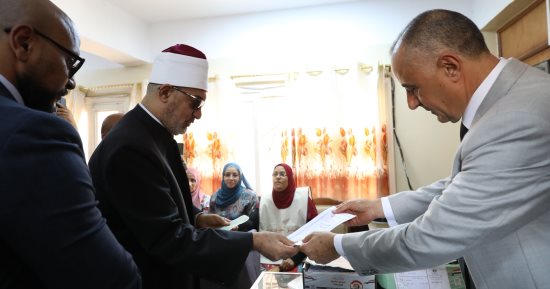 مفتى الجمهورية يدلى بصوته فى انتخابات الشيوخ ويؤكد: المشاركة مسؤولية وطنية