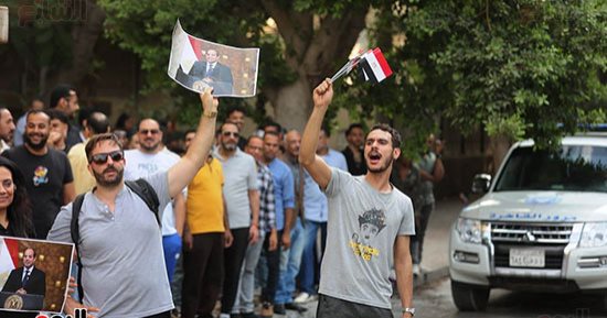بالصور والهتافات.. مواطنون يستقبلون الرئيس السيسى لدى وصوله للإدلاء بصوته فى انتخابات الشيوخ