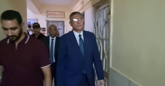 محافظ الجيزة يدلى بصوته فى انتخابات مجلس الشيوخ بالحى المتميز بأكتوبر