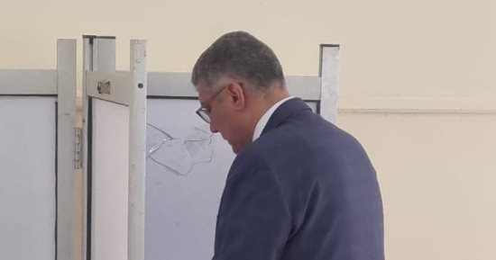 محافظ الجيزة بعد الإدلاء بصوته: العملية الانتخابية تسير بشكل جيد ولا معوقات.. صور