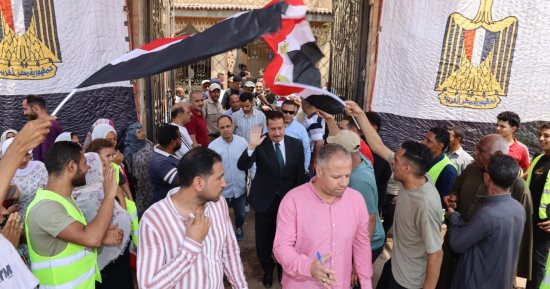 محافظ المنوفية يتفقد انتظام سير العملية الانتخابية فى شبين الكوم وبركة السبع